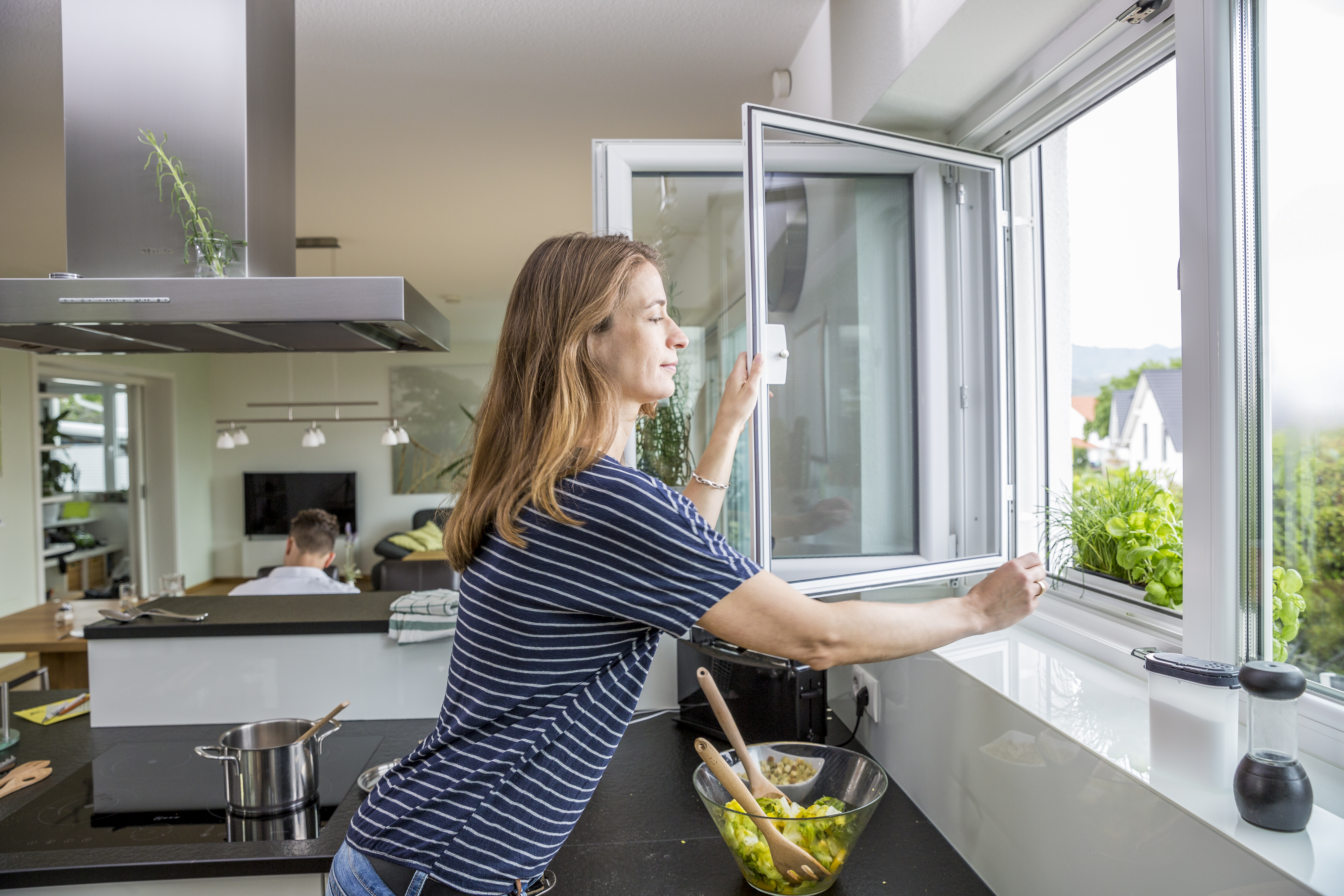 Drehrahmen für Fenster mit Fliegengitter, geöffnet in moderner Küche