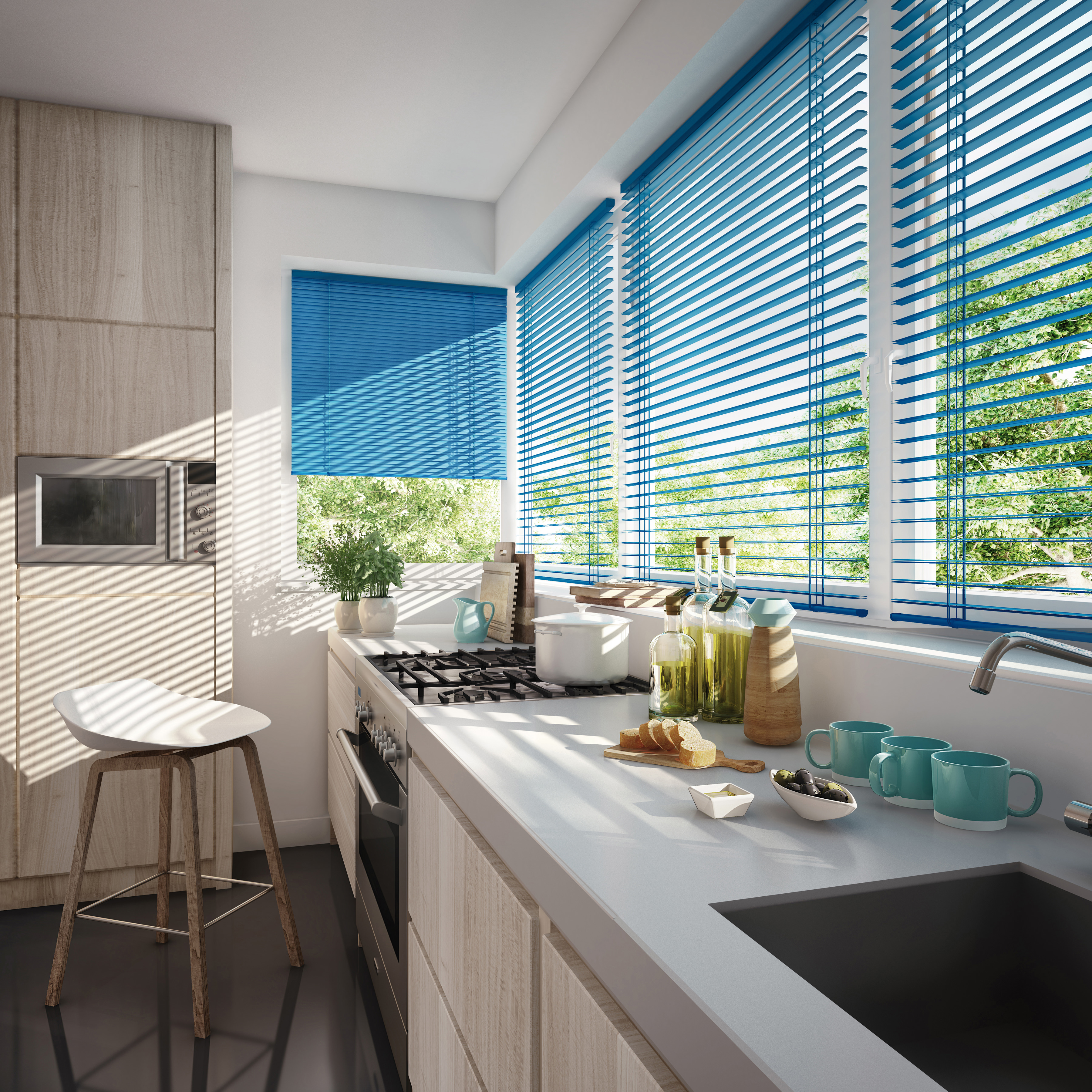 Blaue Innenjalousie in moderner Küche, Licht- und Sichtschutz mit präziser Lamellensteuerung.