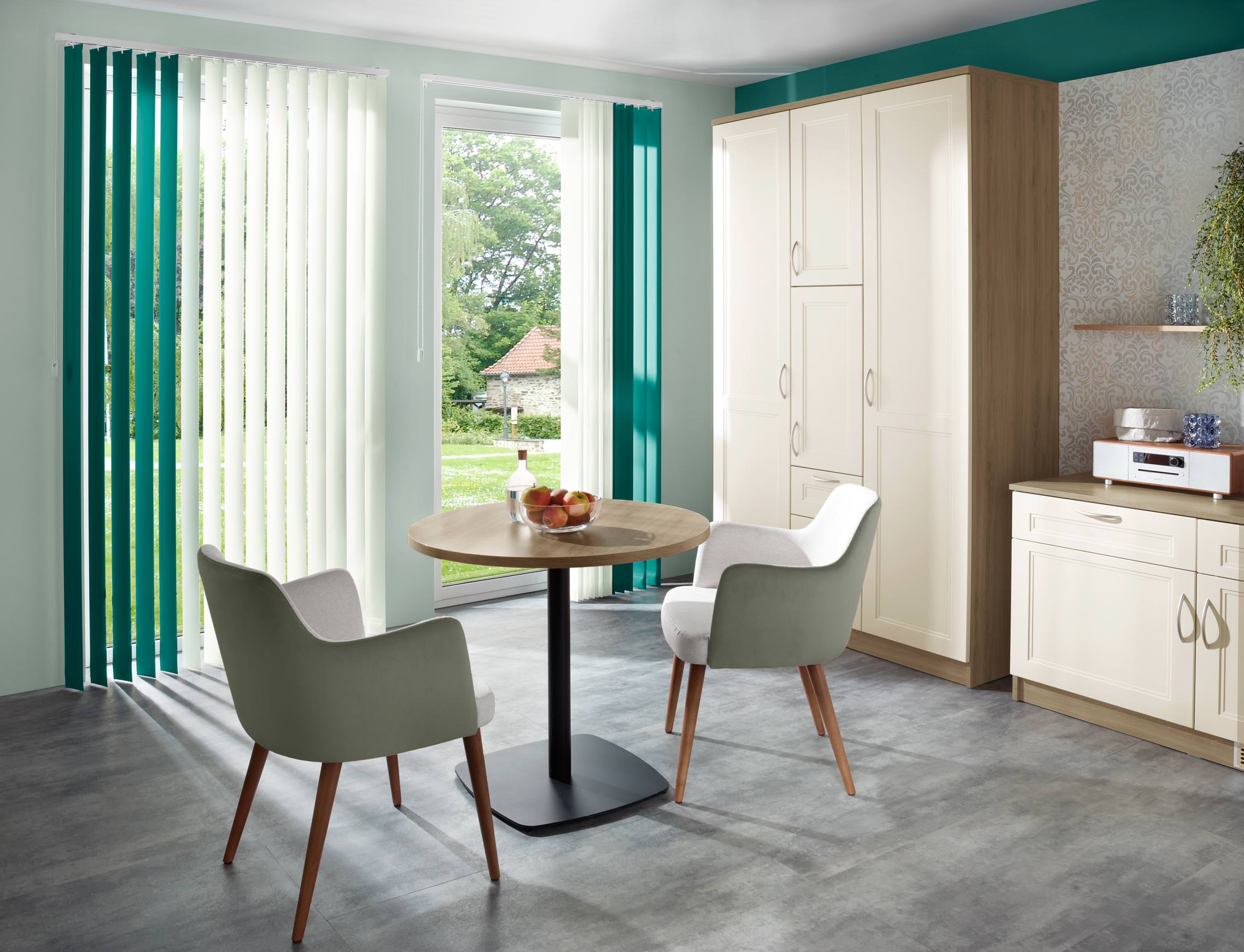 Vertikalanlage in Türkis und Weiß – dekorativer Sicht- und Sonnenschutz im Wohnzimmer.