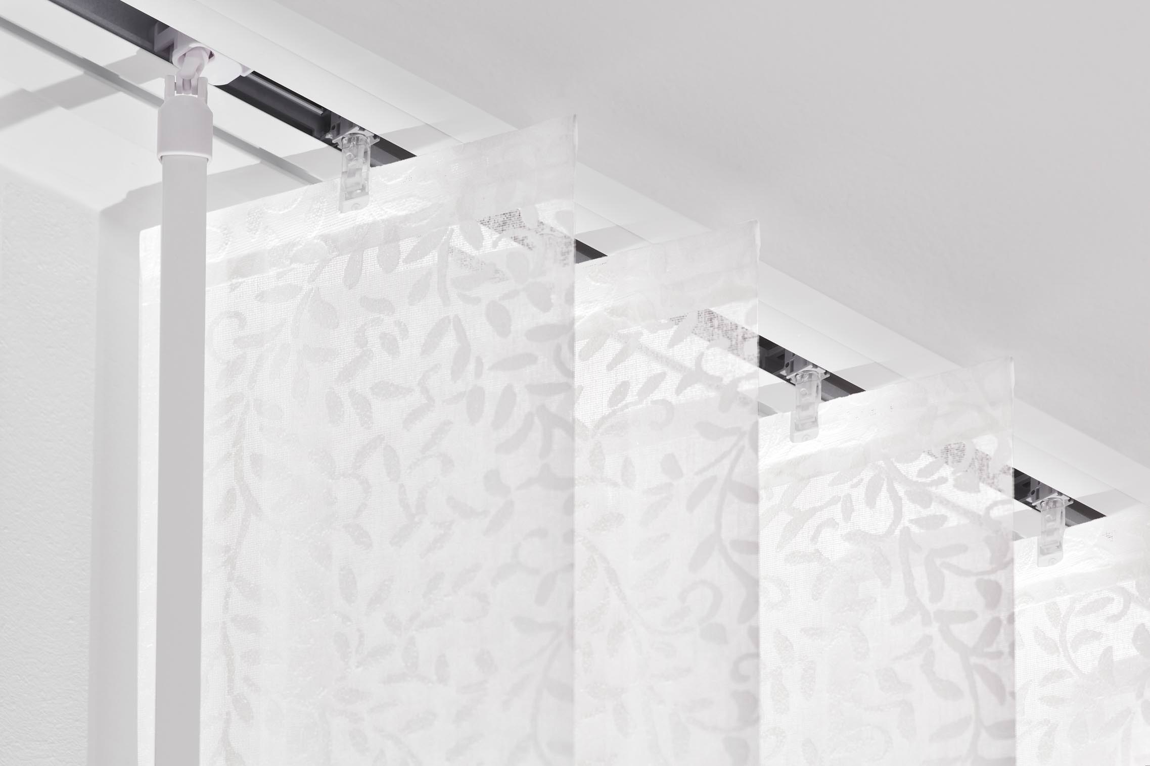 Detailaufnahme eines weißen, halbtransparenten Lamellenvorhangs mit feiner Struktur.