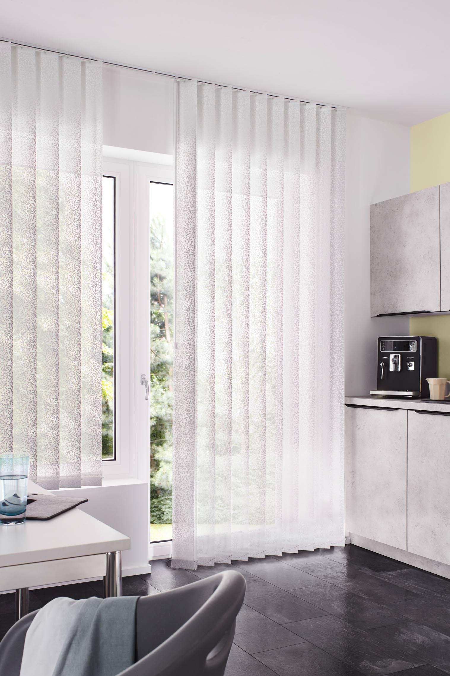 Weißer, halbtransparenter Lamellenvorhang in moderner Küche – eleganter Sichtschutz mit Tageslicht.