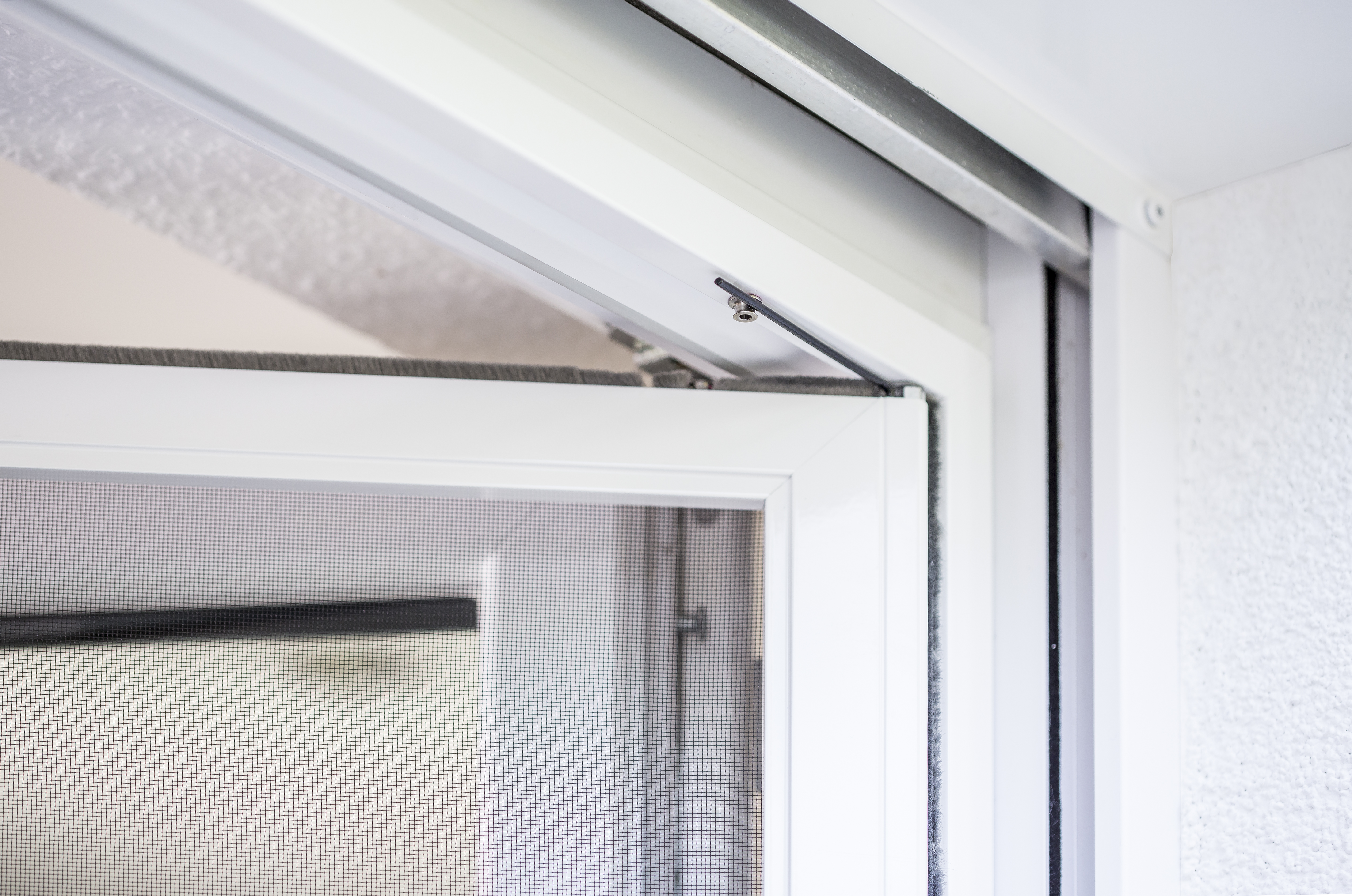 Detailaufnahme einer Drehstabfeder für automatisches Schließen der Pendeltür