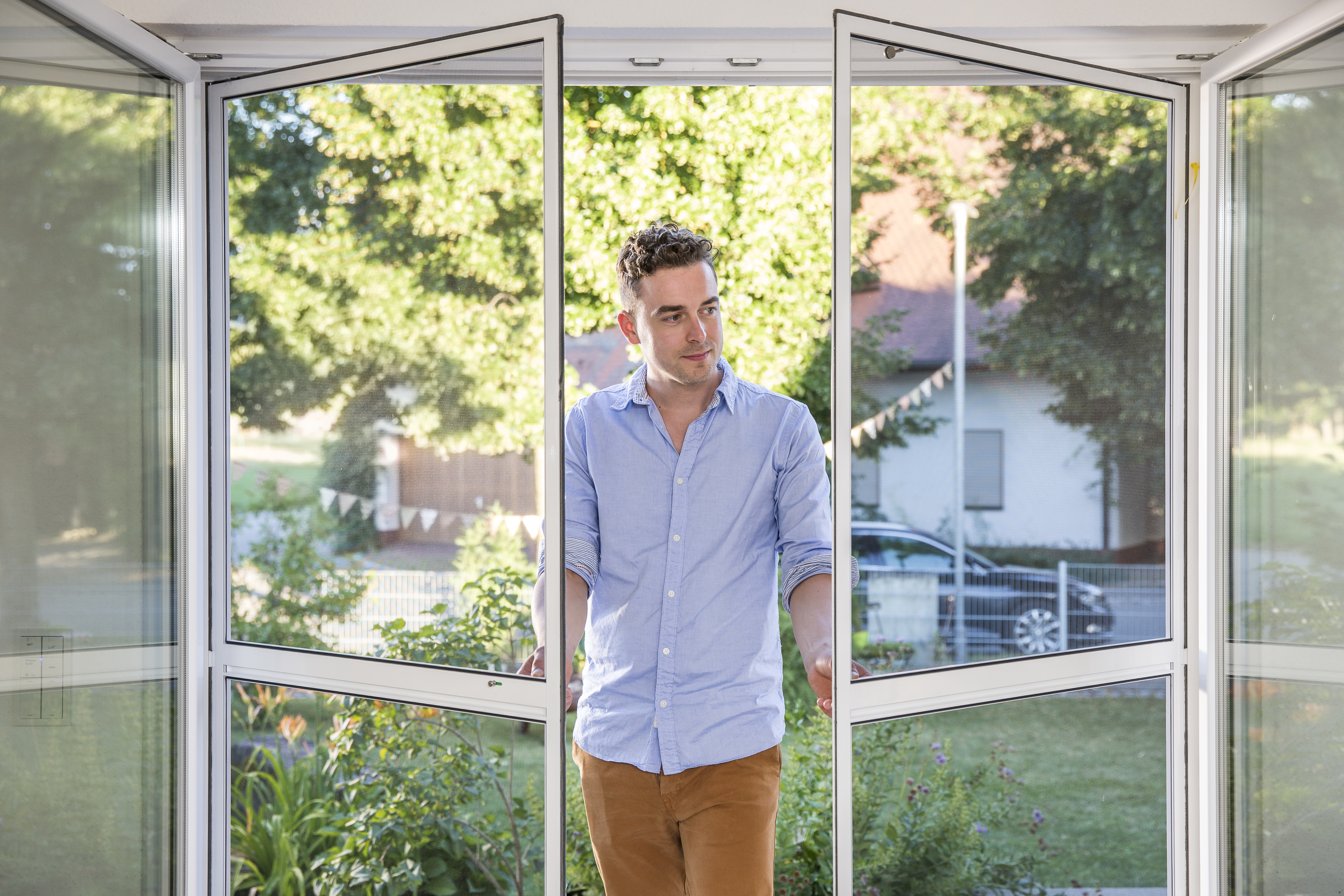 Zweiflügelige Insektenschutz-Pendeltür für Terrasse, leicht zu öffnen und schließen