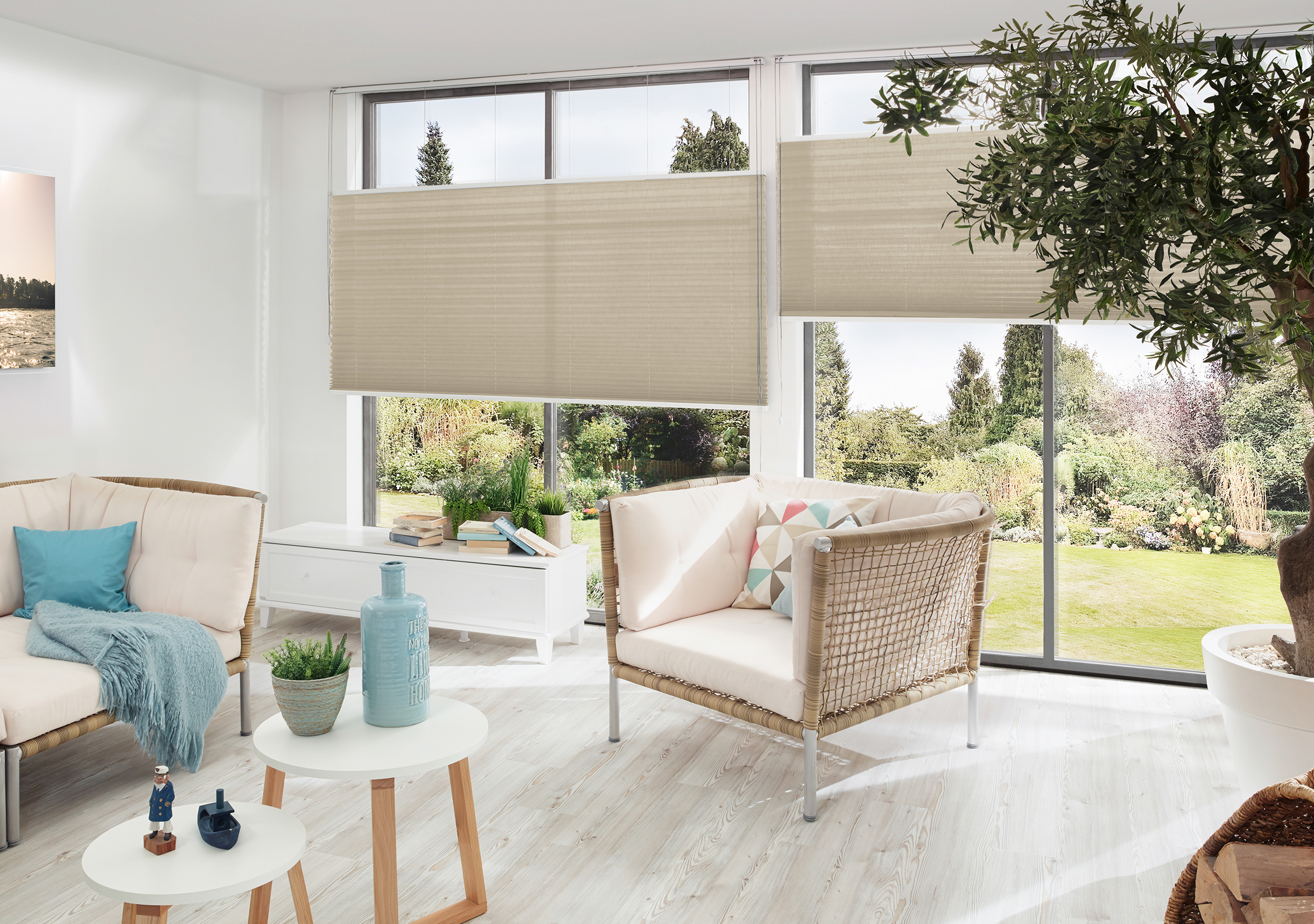 Weißes Plissee mit braunem Stoff in Wohnzimmer mit Blick in Garten. - Schmidt Insektenschutzrahmen GmbH