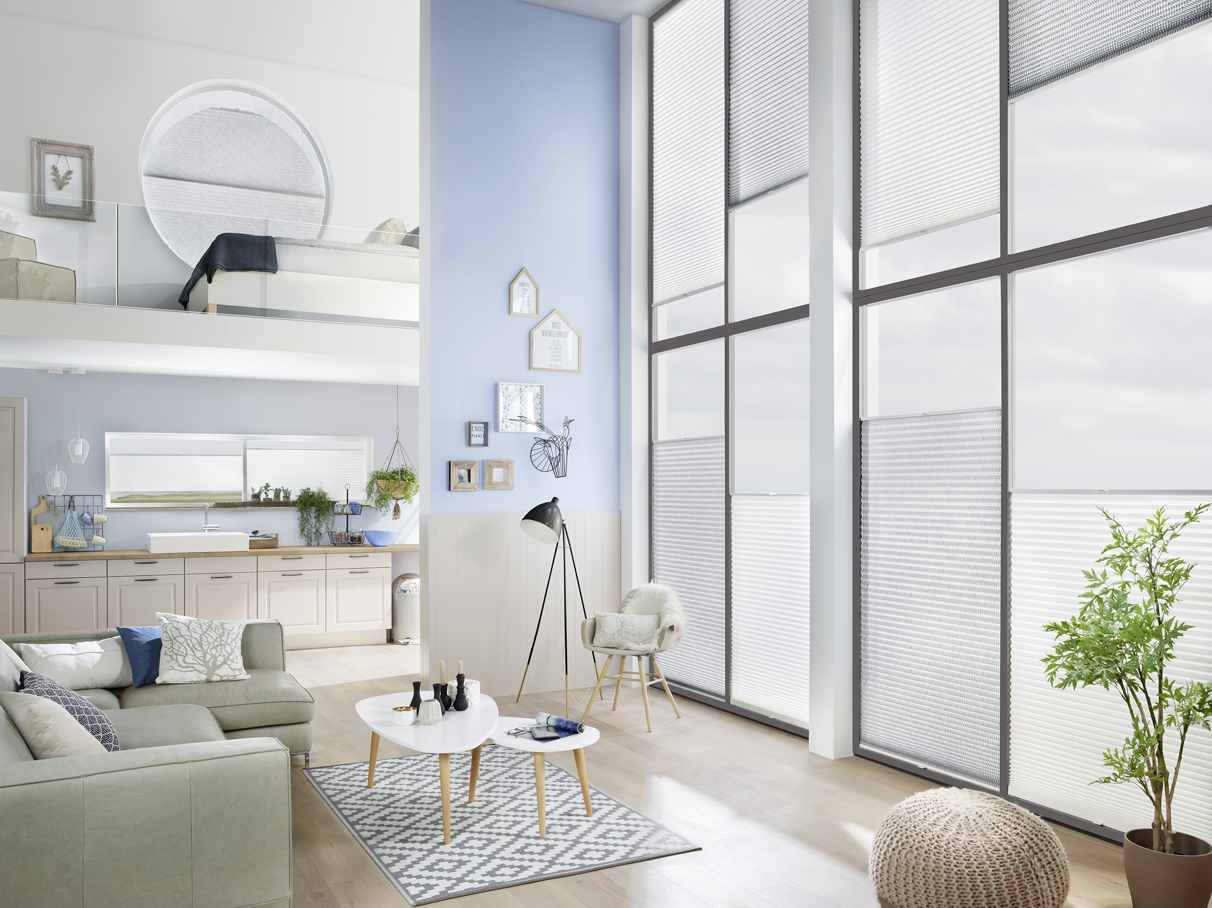 Weißes Plissee mit Wabenstoff in Wohnung mit weißer Küche. - Schmidt Insektenschutzrahmen GmbH