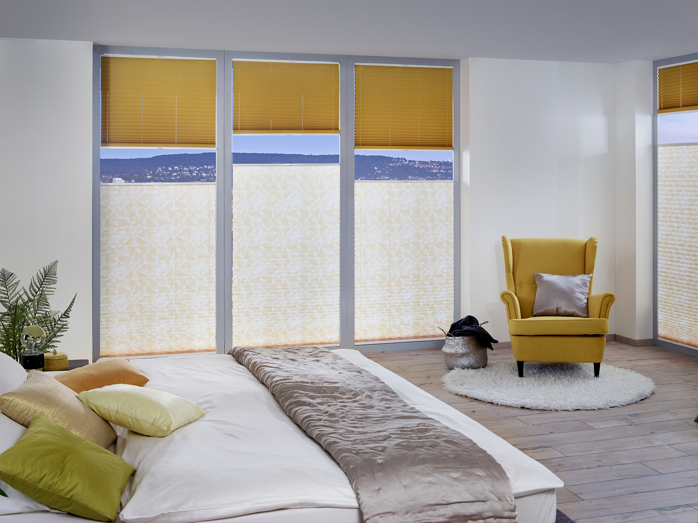 Weißes Plissee mit orange gemustertem Stoff in Schlafzimmer. - Schmidt Insektenschutzrahmen GmbH