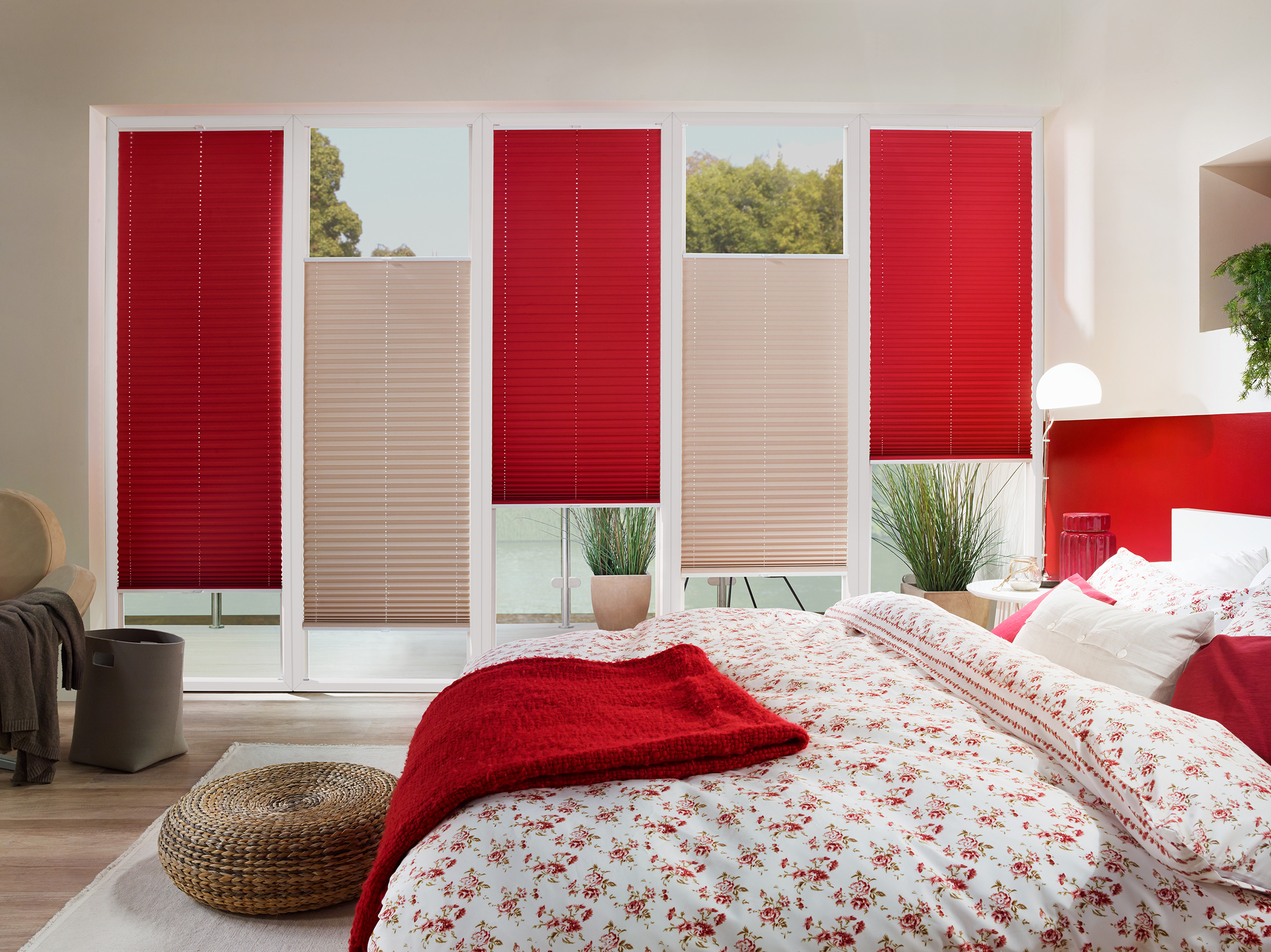 Weiße Plissees mit rotem Stoff in Schlafzimmer. - Schmidt Insektenschutzrahmen GmbH