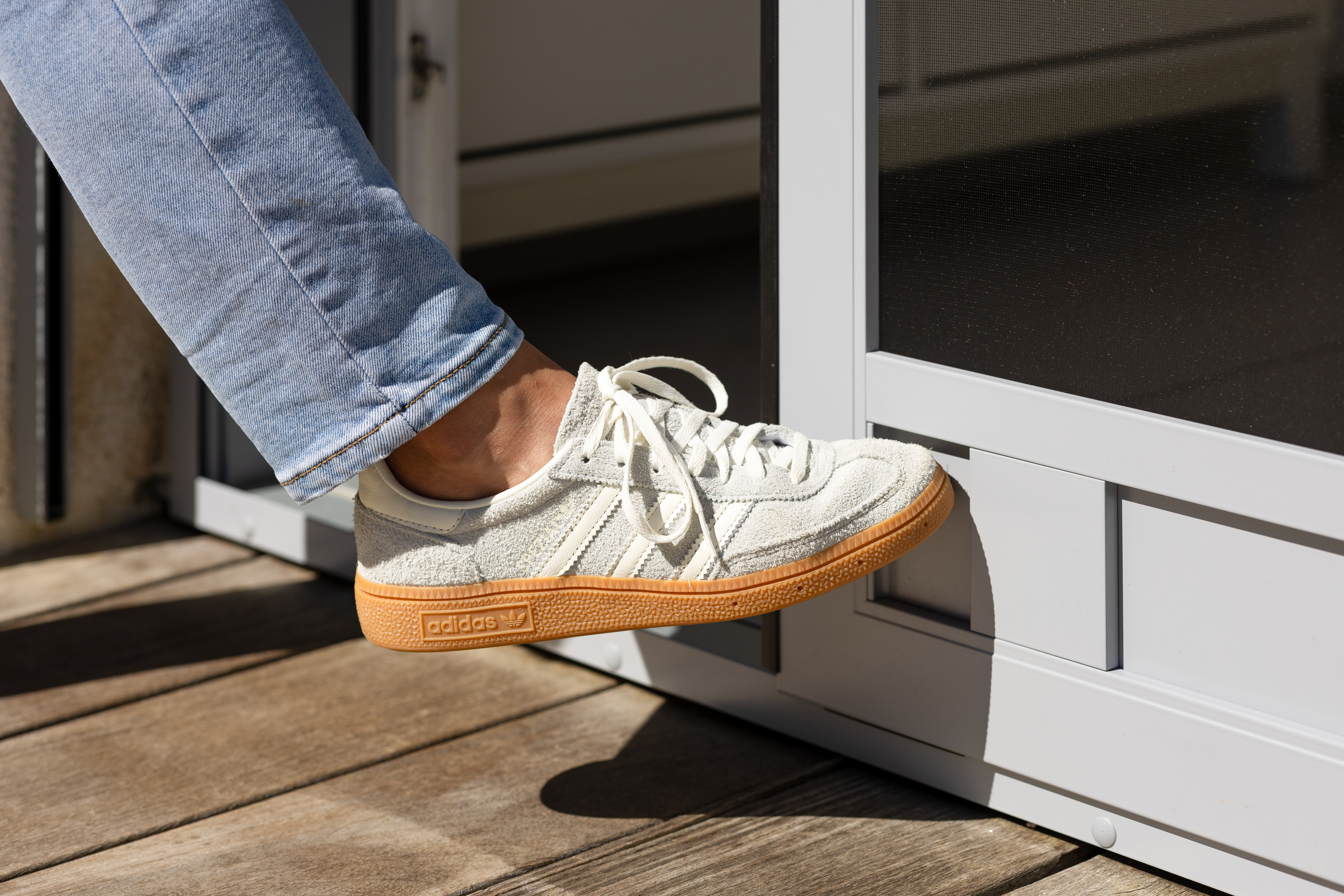 Detailaufnahme einer Fußbedienmulde an einer Insektenschutz-Schiebeanlage aus Aluminium