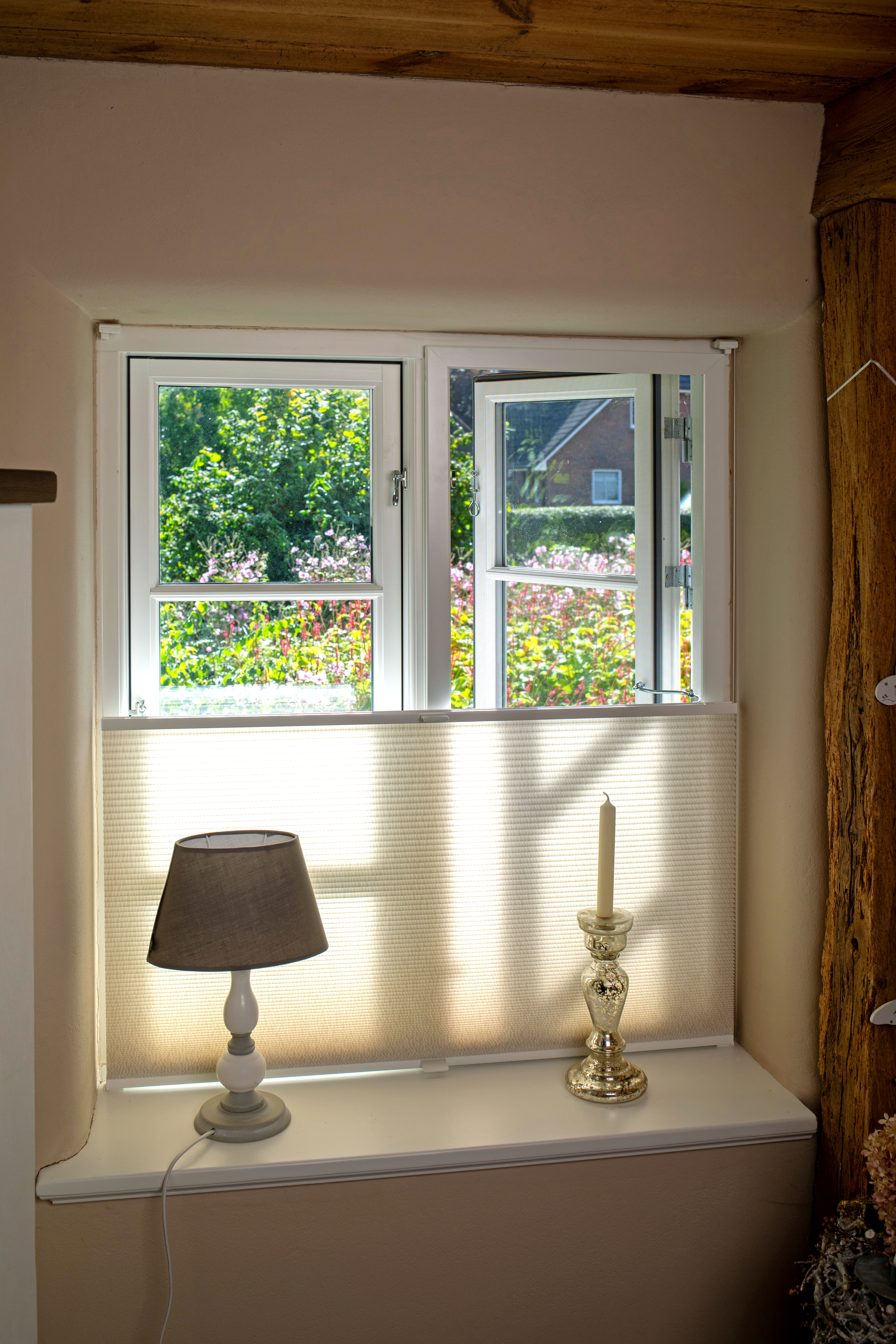 Insektenschutz-Spannrahmen an dänischem Fenster mit integriertem Plissee – elegante Kombination von Schutz und Design.