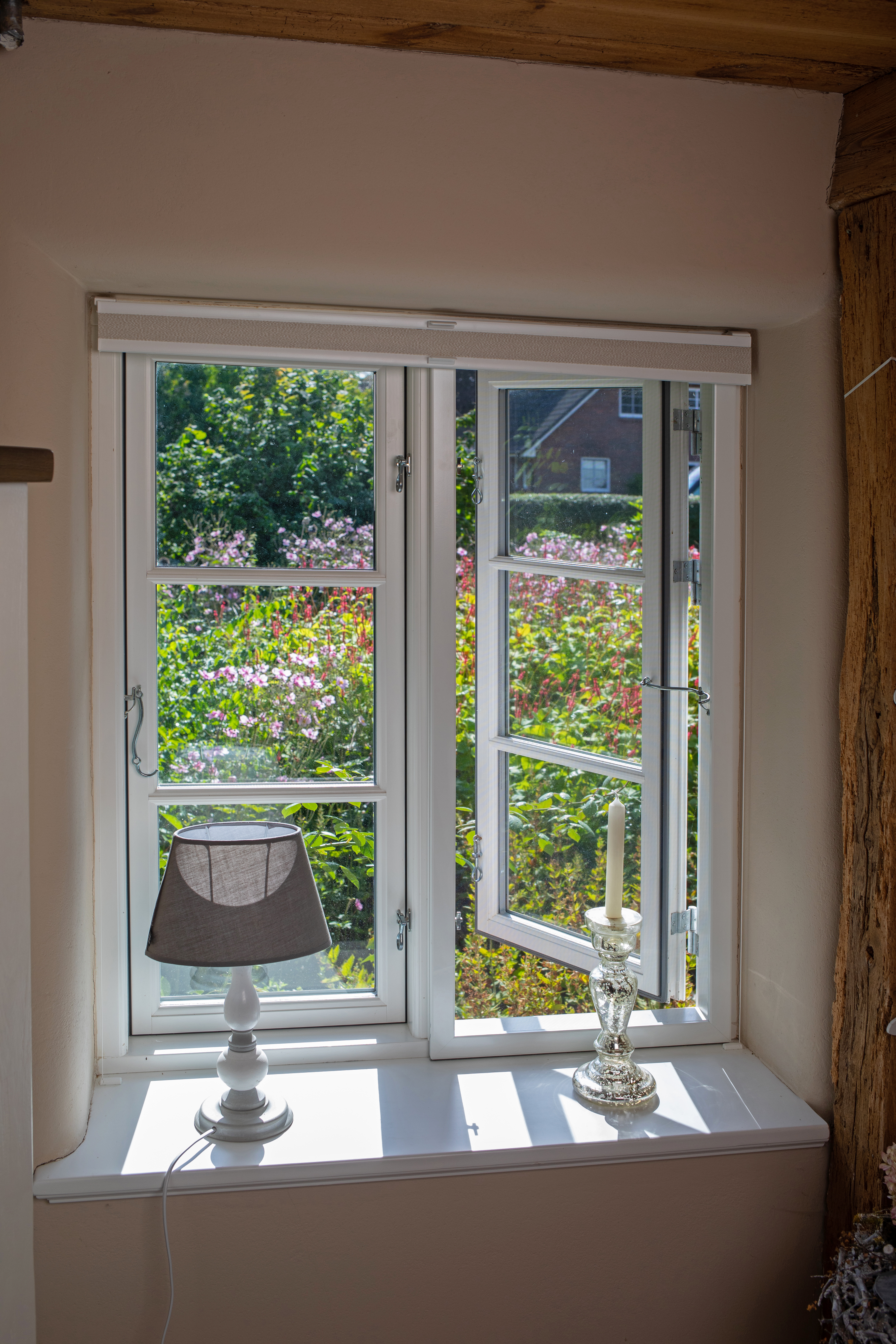 Teilweise geschlossenes Plissee mit integriertem Insektenschutz-Spannrahmen – idealer Sonnen- und Mückenschutz.