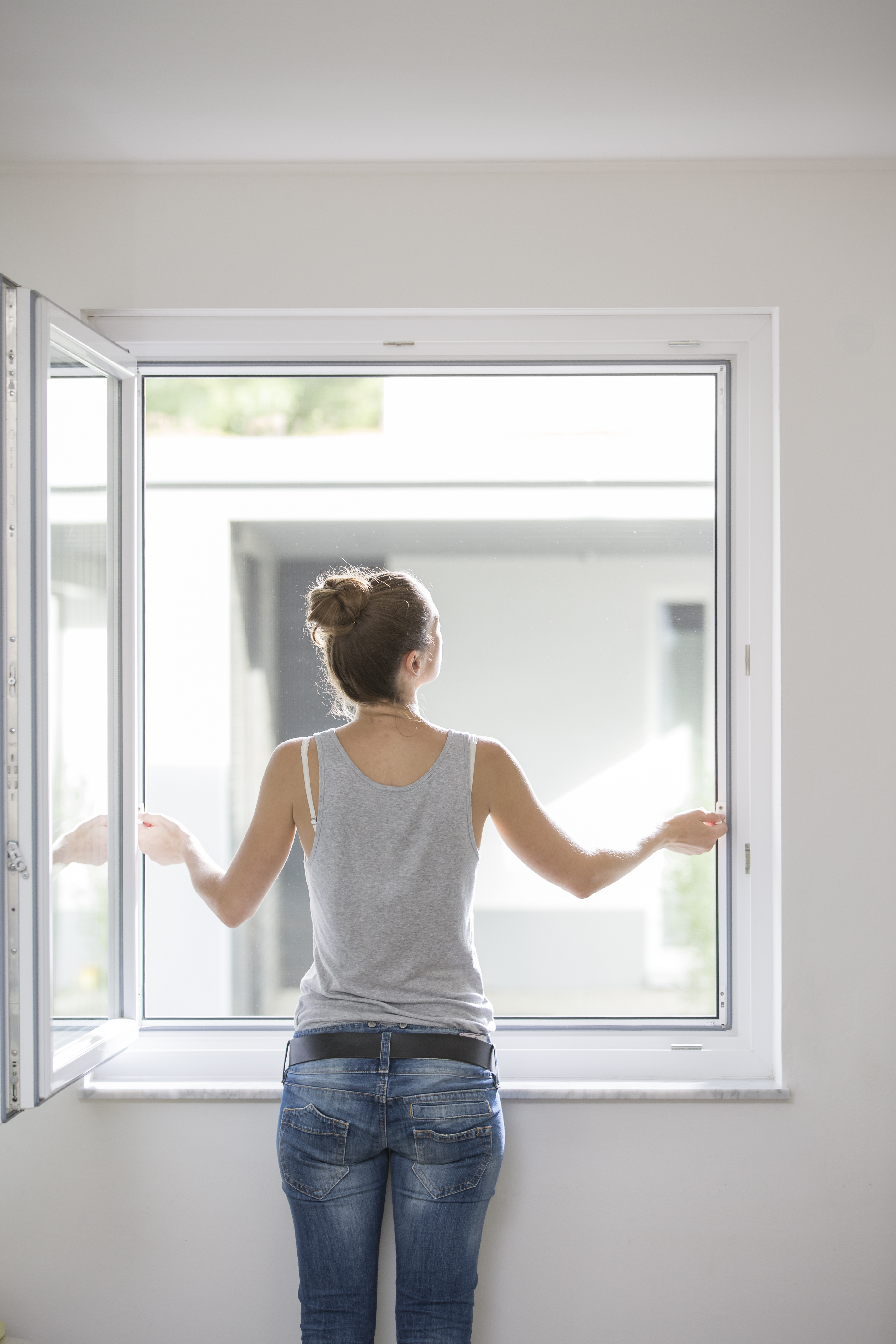 Heller Insektenschutz-Spannrahmen im Fenster – unauffälliges Design für helle Wohnräume.