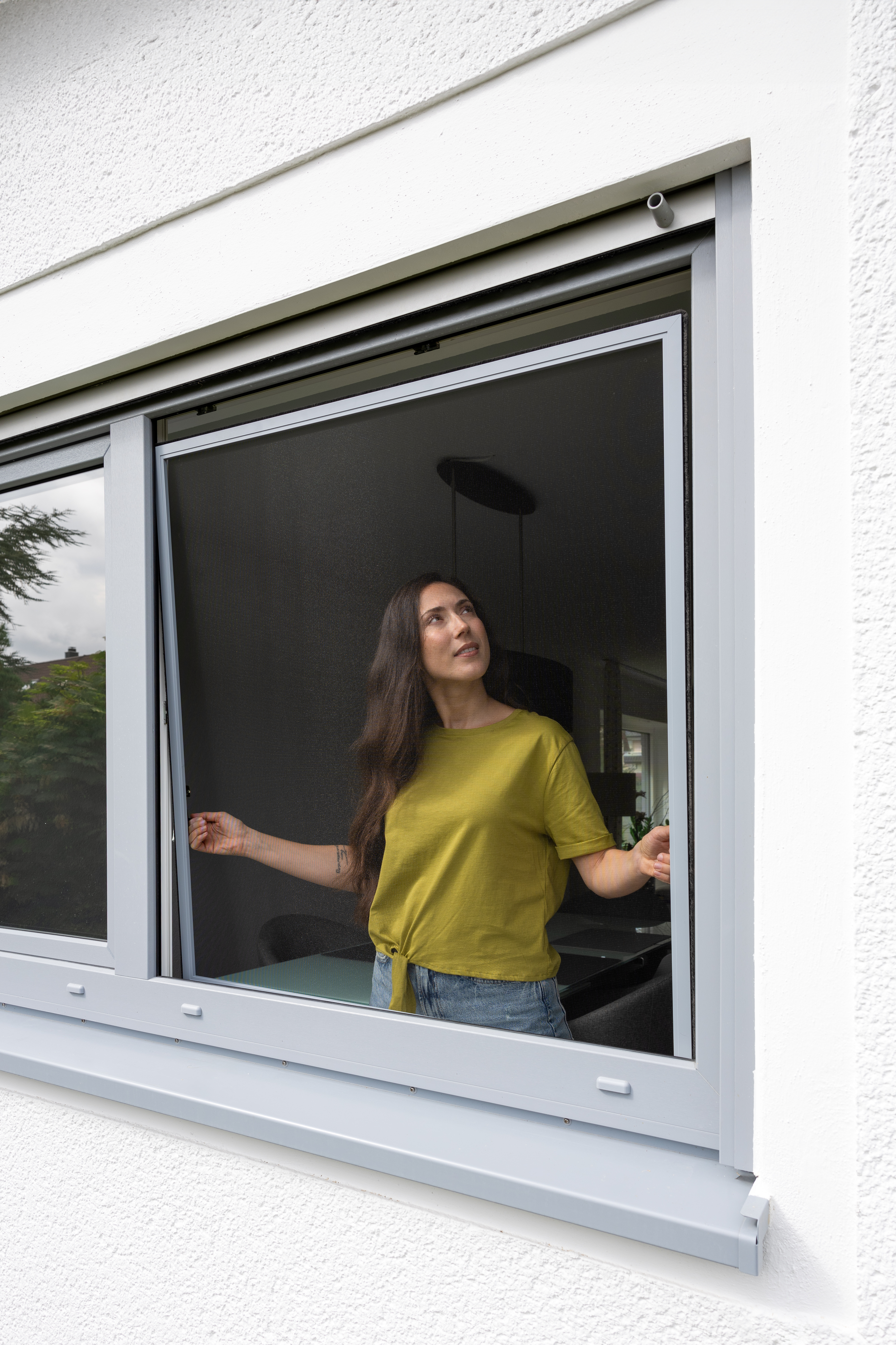 Spannrahmen am großen Sitzfenster – effektiver Insektenschutz mit hoher Transparenz.