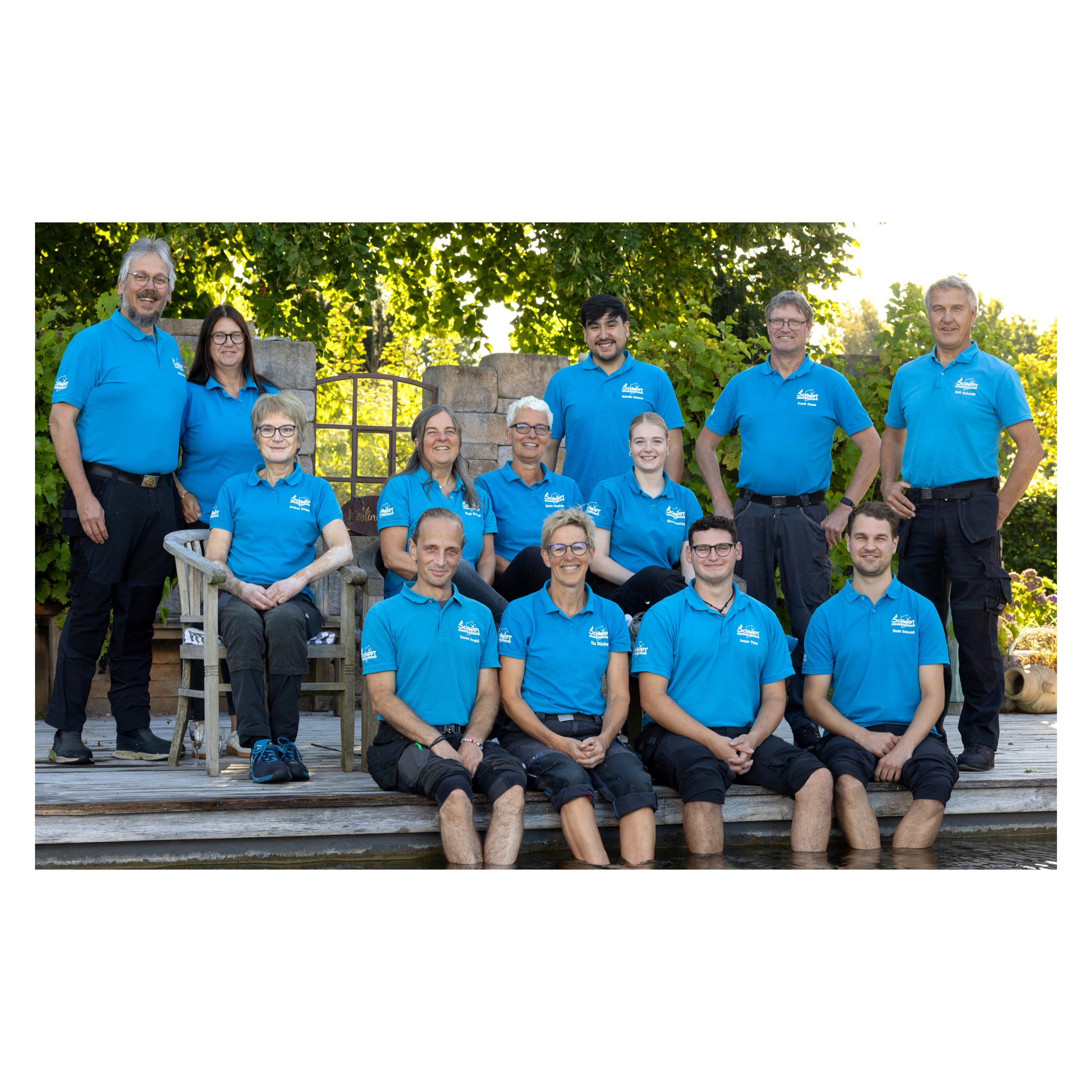 Das Schmidt-Team vor einer Mauer - Schmidt Insektenschutzrahmen