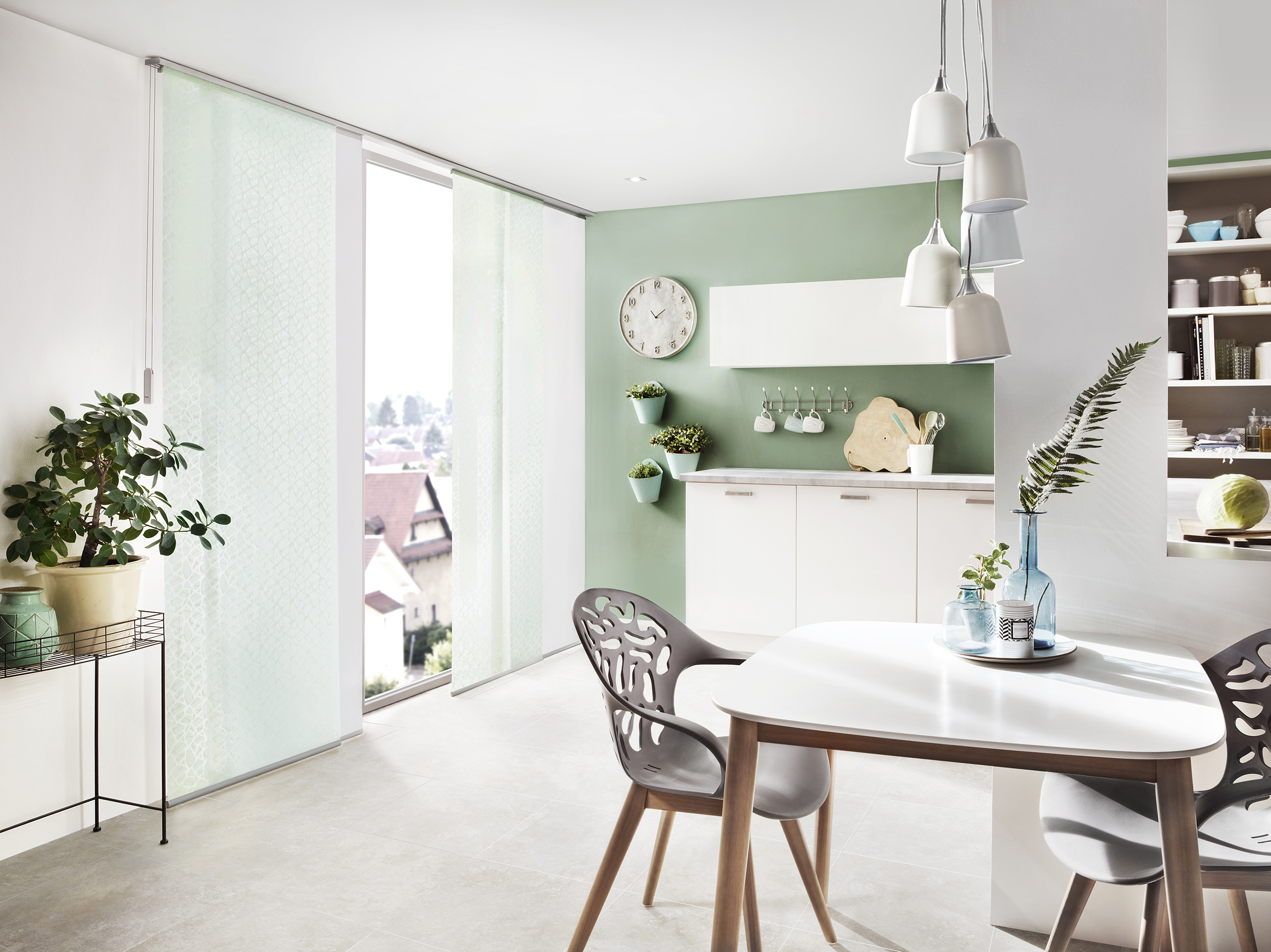 Hellgrüner gemusterter Flächenvorhang bietet einen Sonnenschutz für das Esszimmer und die Küche. Farblich passend zur Wandfarbe. - Schmidt Insektenschutzrahmen GmbH