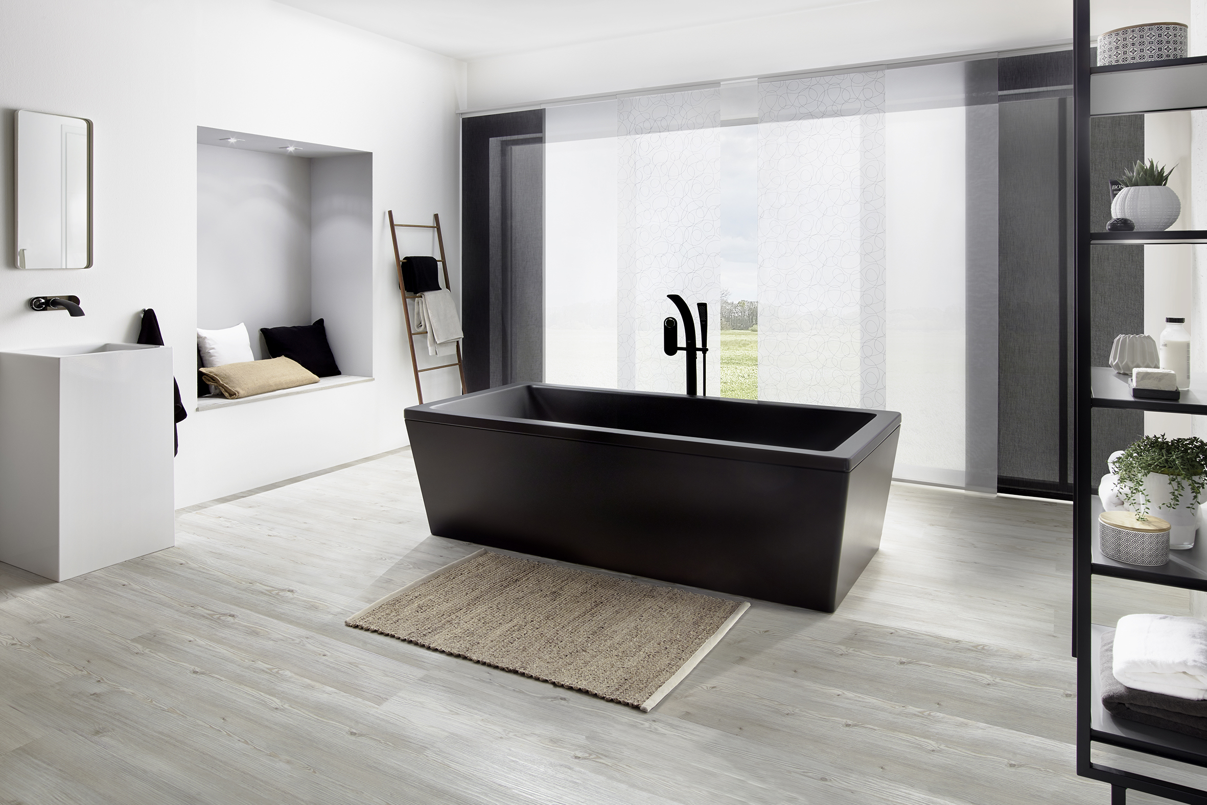 Weiß gemusterter Flächenvorhang bietet einen Sonnenschutz für das Badezimmer. Farblich passend zur Wandfarbe und Badewanne. - Schmidt Insektenschutzrahmen GmbH