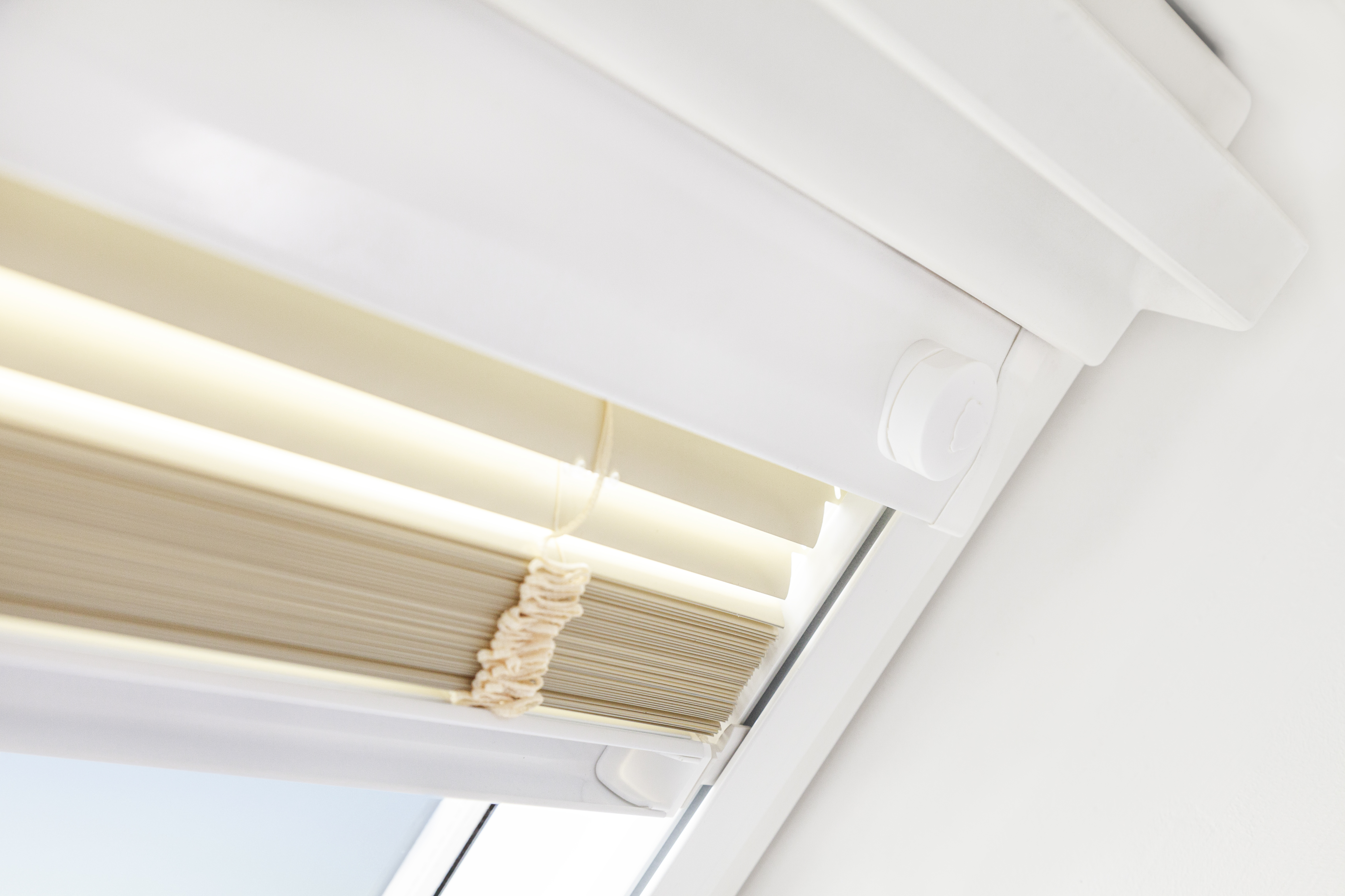 Detailansicht einer weißen Jalousie an einem Velux-Fenster – Schmidt Insektenschutz Fenster