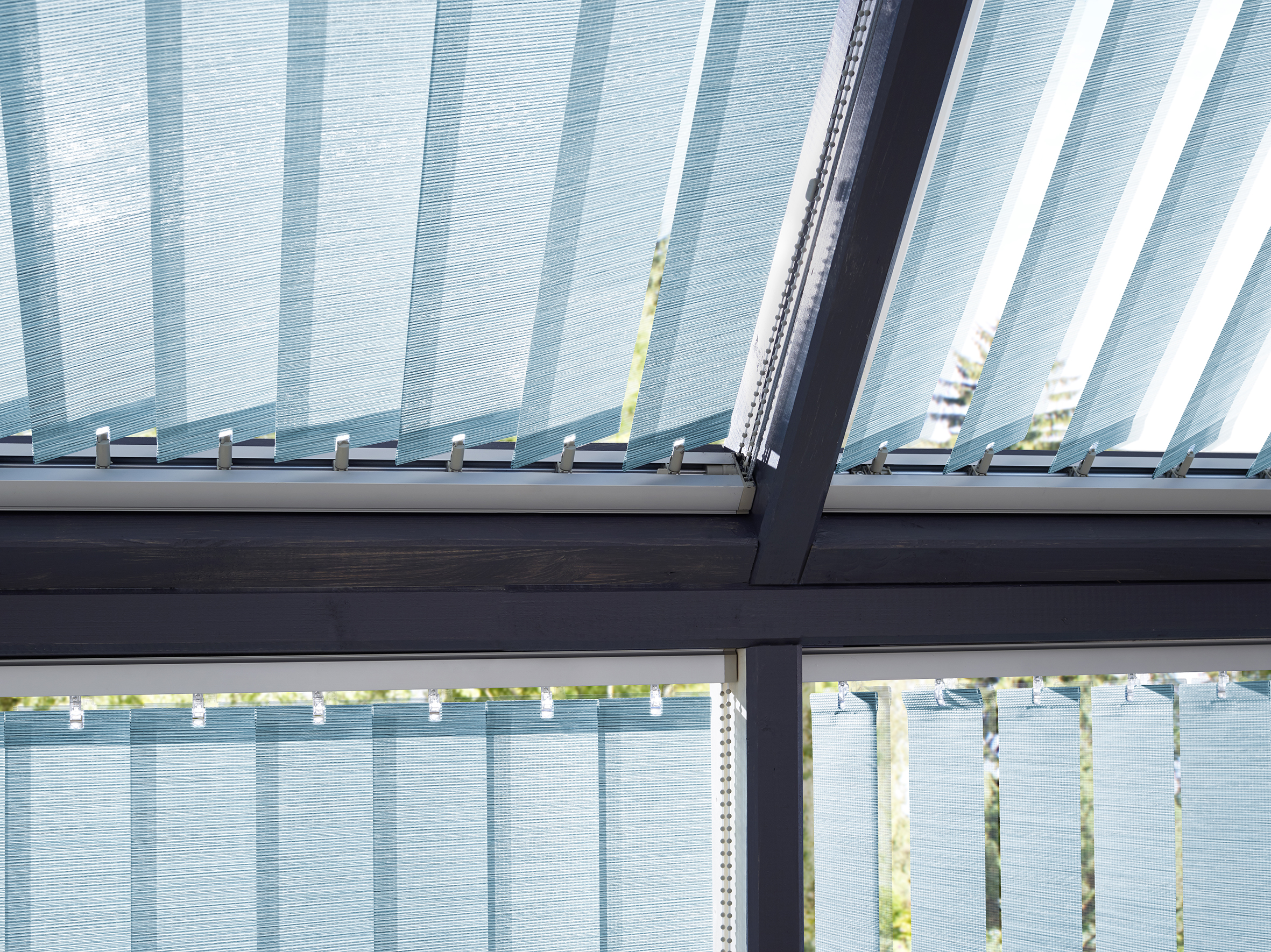 Blauer Lamellenvorhang an Dachschrägen und an Fenster befestigt. - Schmidt Insektenschutzrahmen GmbH