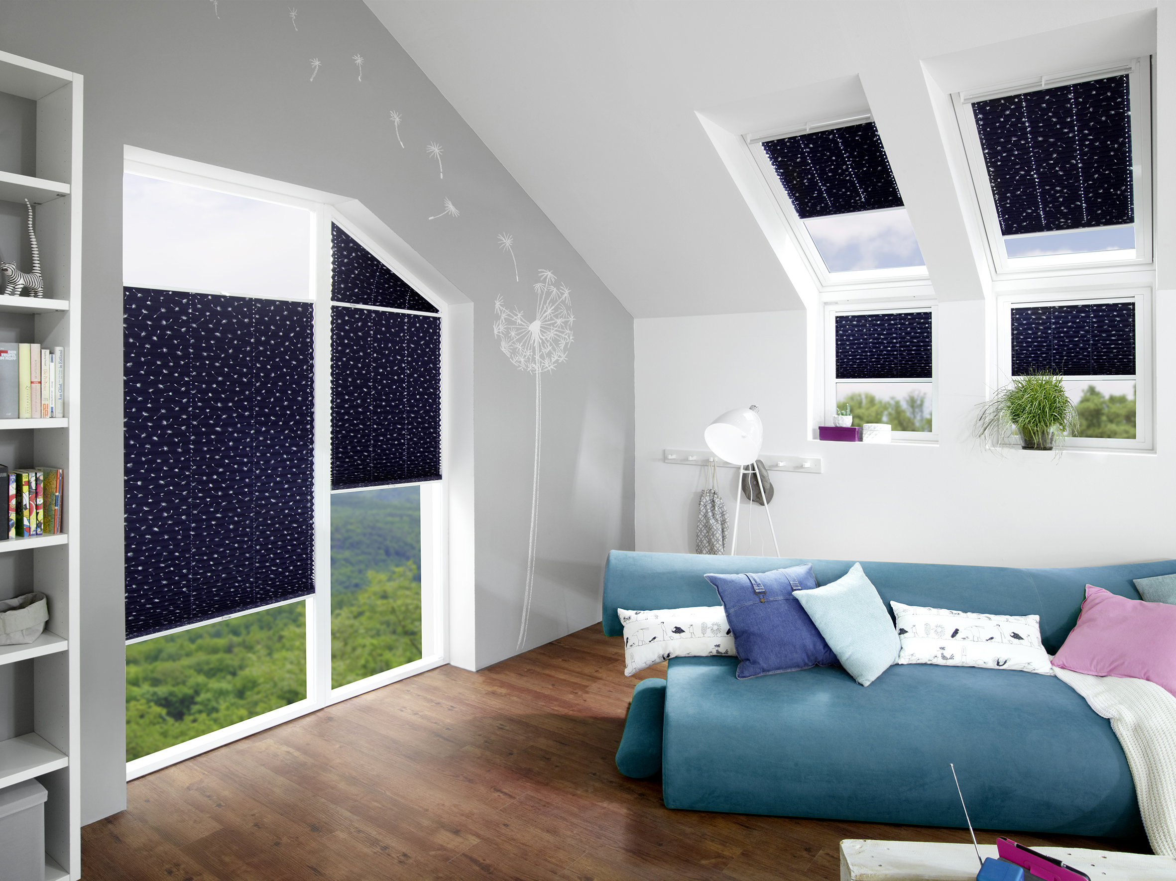 Weiße Plissees mit blauem Stoff an Dachfenster mit Blick ins Grüne. - Schmidt Insektenschutzrahmen GmbH