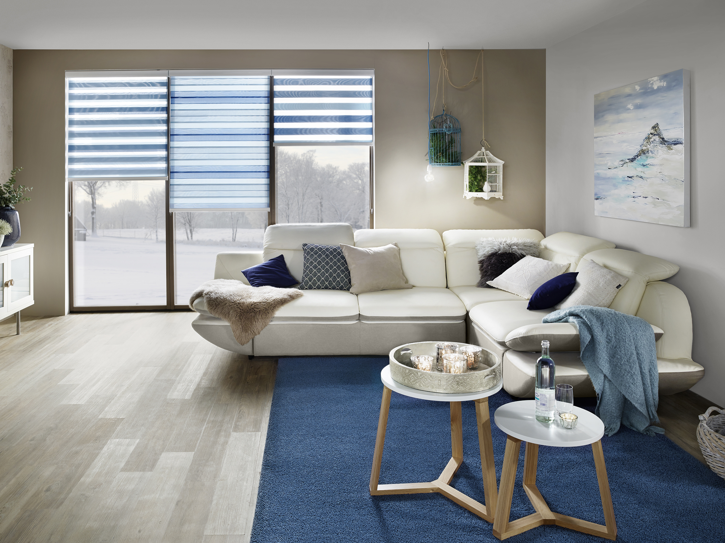 Weiß, blau gestreiftes Sonnenschutzrollo zum Sichtschutz im passenden Wohnzimmer. - Schmidt Insektenschutzrahmen GmbH