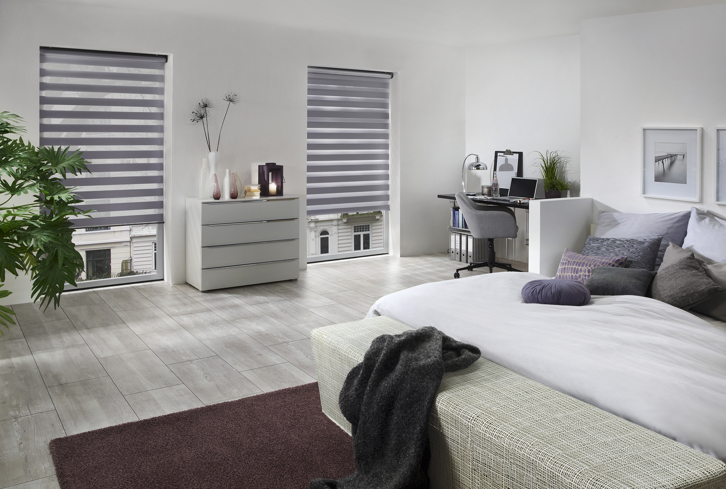 Weiß, grau gestreiftes Sonnenschutzrollo zum Sichtschutz im passendem Schlafzimmer. - Schmidt Insektenschutzrahmen GmbH