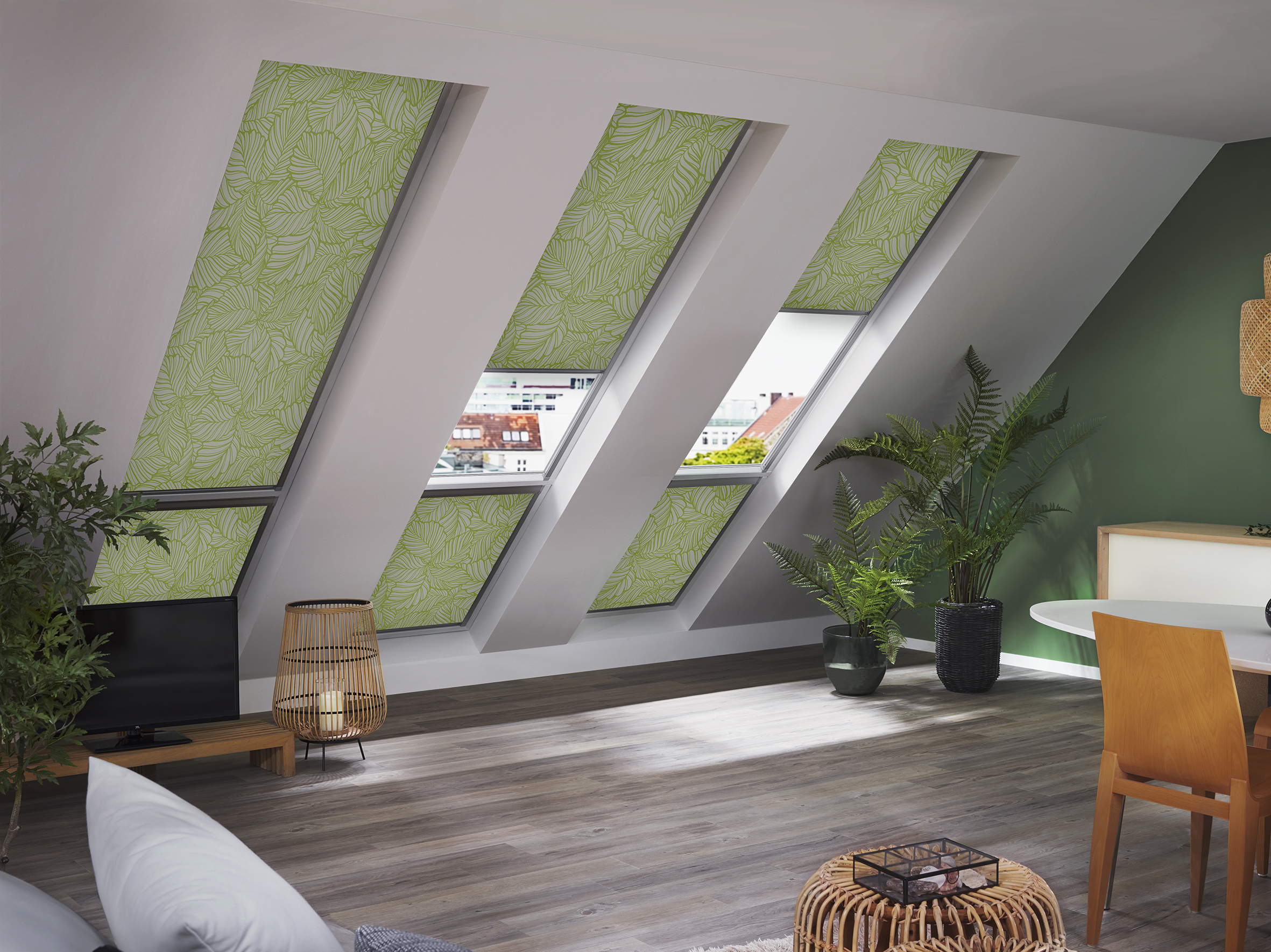 Grün gemustertes Sonnenschutzrollo für Dachflächenfenster zum Sichtschutz im passendem Wohnzimmer. - Schmidt Insektenschutzrahmen GmbH
