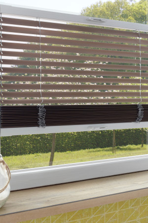 Braune Jalousie am Fenster mit Gartenblick, stufenlos regulierbarer Lichteinfall.