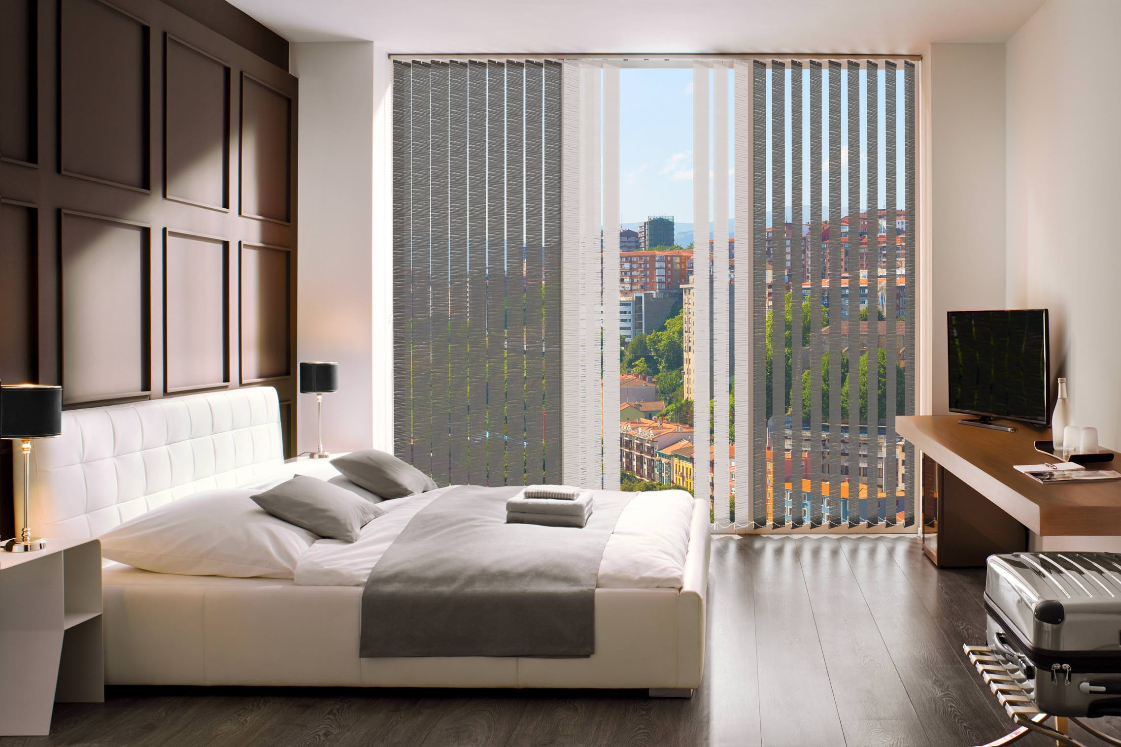 Moderne graue Vertikalanlage im Schlafzimmer – stilvoller Sicht- und Sonnenschutz mit Aussicht.