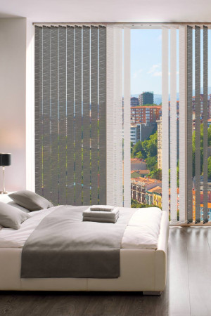 Moderne graue Vertikalanlage im Schlafzimmer – stilvoller Sicht- und Sonnenschutz mit Aussicht.