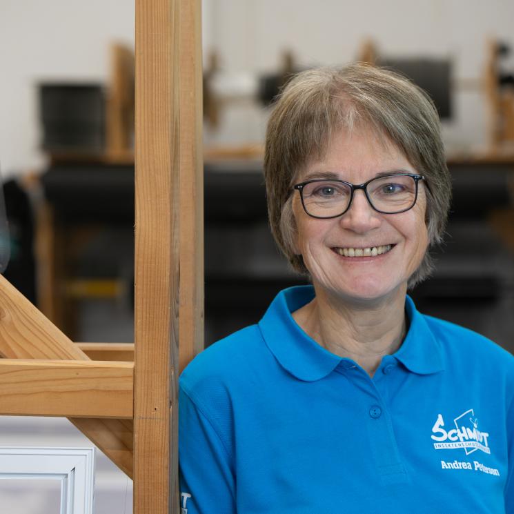 Mitarbeiterin Andrea von Schmidt Insektenschutzrahmen in der hauseigenen Produktionsstätte