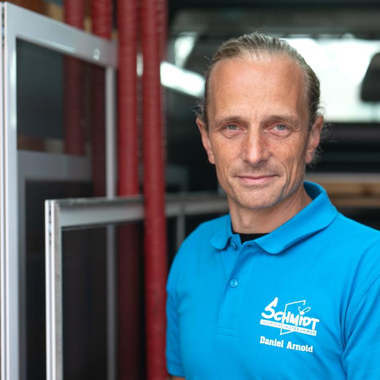 Mitarbeiter Daniel von Schmidt Insektenschutzrahmen in der hauseigenen Produktionsstätte