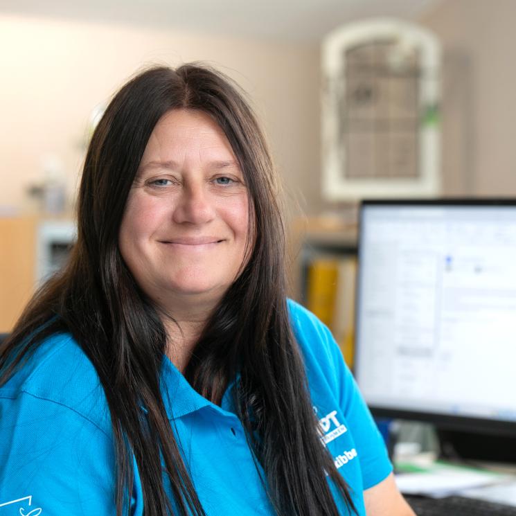 Mitarbeiterin Nicole von Schmidt Insektenschutzrahmen in der hauseigenen Produktionsstätte