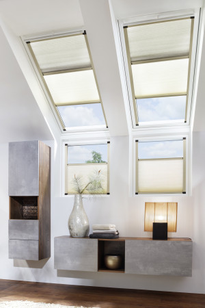 Beige Wabenplissees zum Sicht- und Sonnenschutz für Dachflächenfenster im Wohnzimmer  - Schmidt Insektenschutzrahmen GmbH