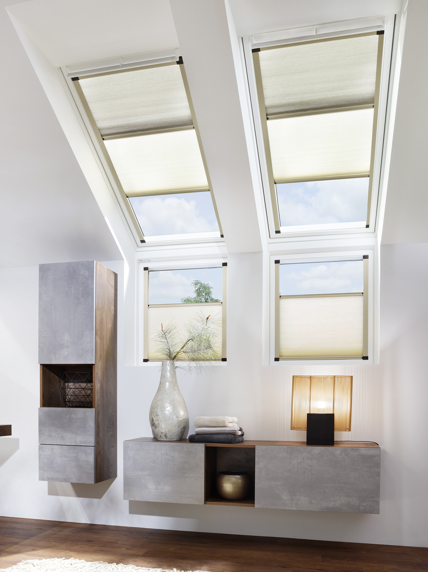 Beige Wabenplissees zum Sicht- und Sonnenschutz für Dachflächenfenster im Wohnzimmer  - Schmidt Insektenschutzrahmen GmbH