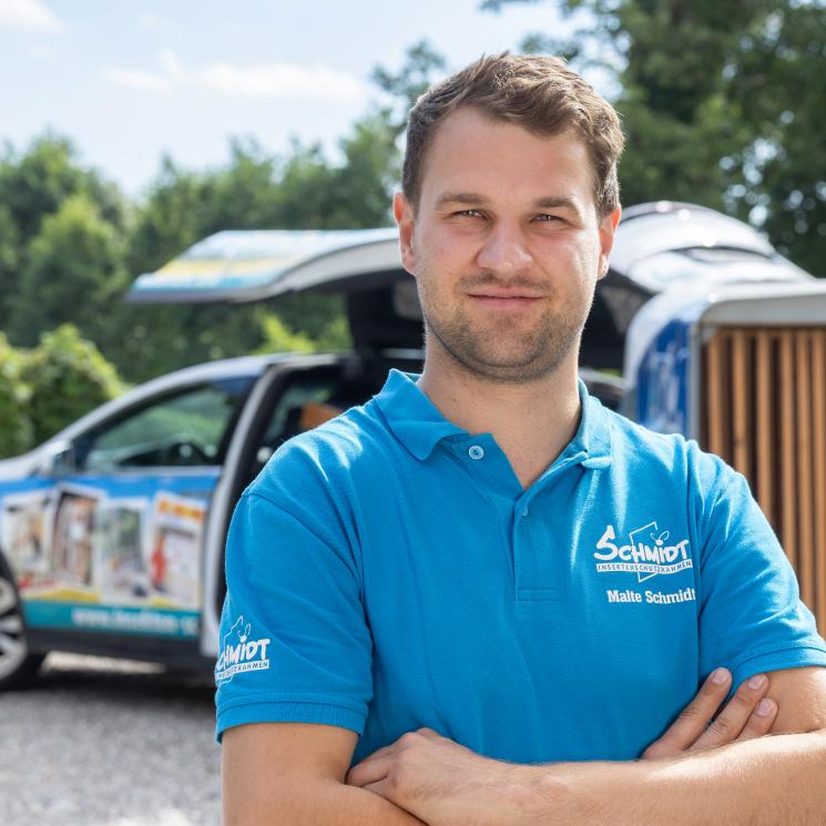 Malte vor dem Auto