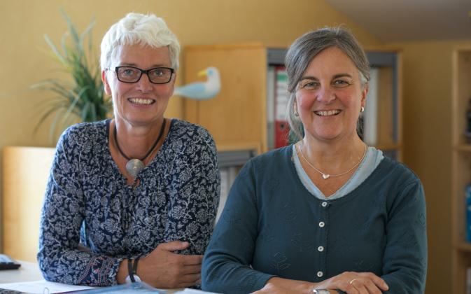 Mitarbeiterinnen Katrin und Birgit von Schmidt Insektenschutzrahmen im Büro am Standort Hürup